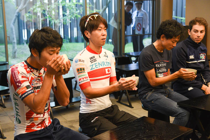 日本人3選手も茶の湯を体験