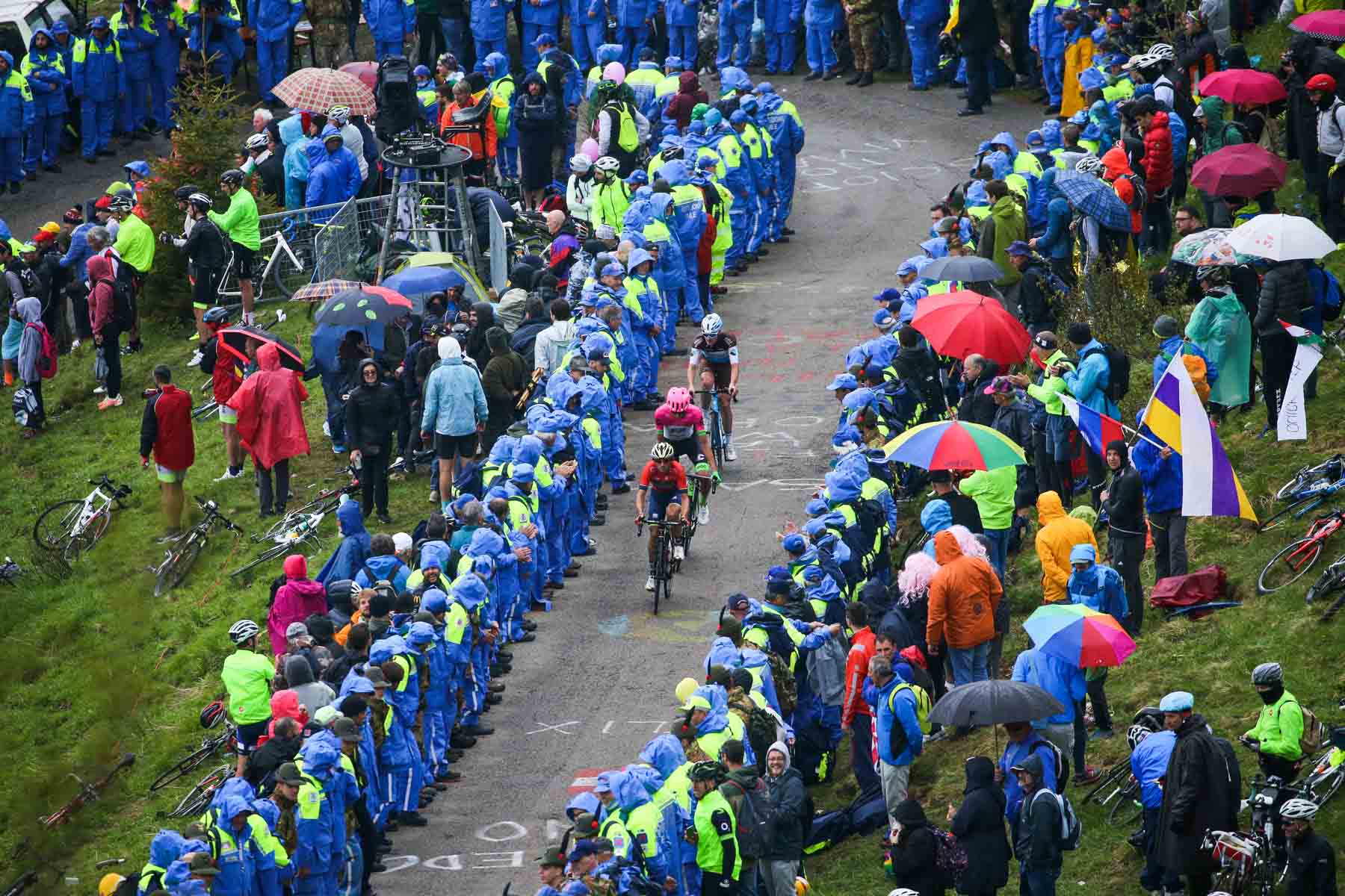 警備隊に守られたモンテゾンコランを走る