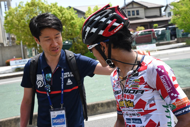 宇都宮ブリッツェンの「先輩」栗村修氏から祝福される雨澤毅明（宇都宮ブリッツェン）