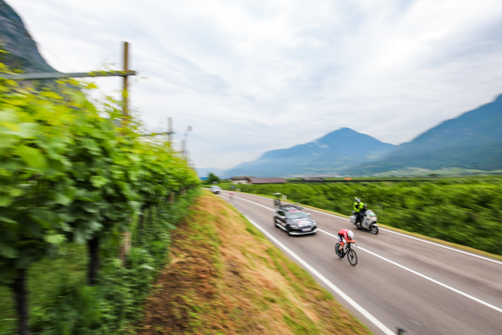 ぶどうやリンゴがなる直線路を走る