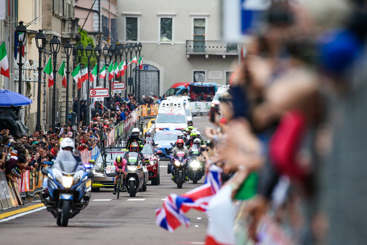 最終ストレートに入ったサイモン・イェーツ(イギリス、ミッチェルトン・スコット)