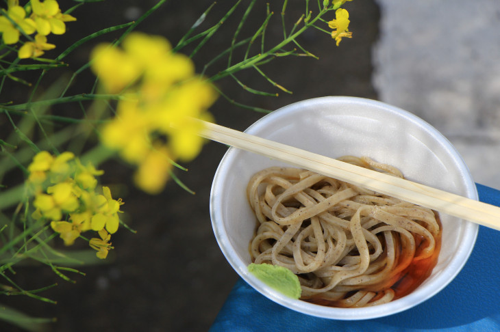 エッジの立ったお蕎麦が振舞われました、なかなか美味しいんですよこれが