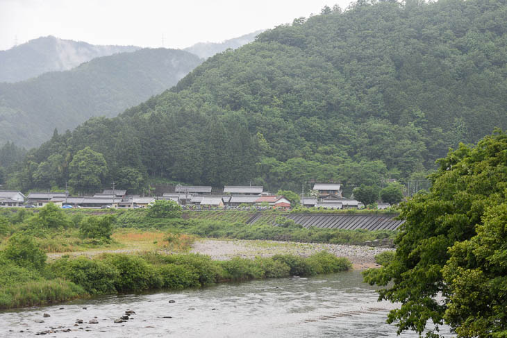 雨に煙る山々と長良川