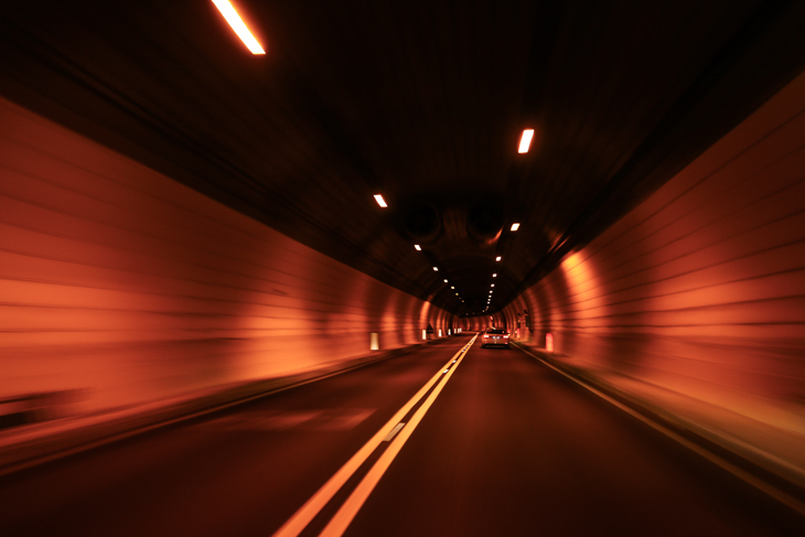 ニュートラル走行区間にある高低差150m、長さ2km以上のトンネル