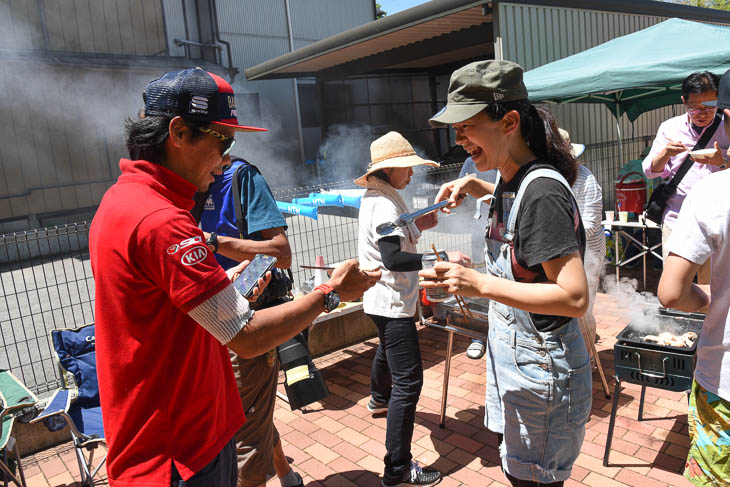 コース沿いの焼肉パーティーに混じって新城幸也（バーレーン・メリダ）も観戦