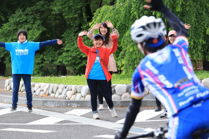 公園出口ではスタッフの人達がお見送りしてくれていた