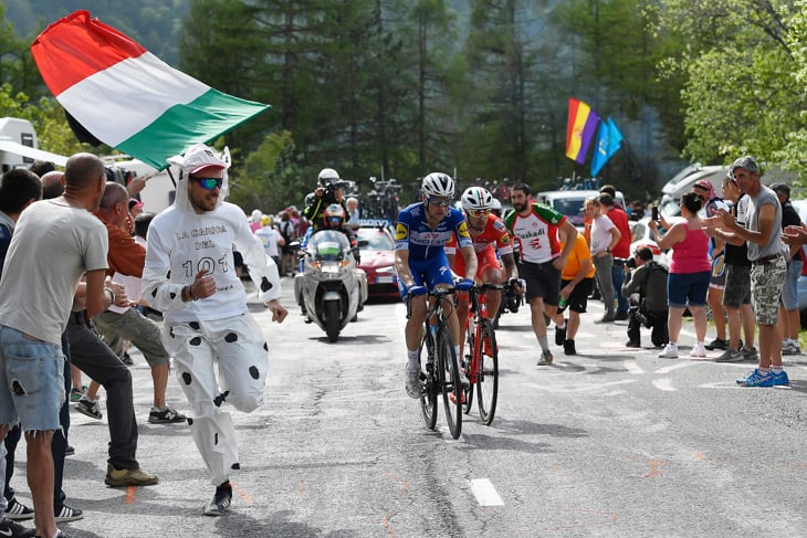1級山岳プラートネヴォーゾを駆け上がるマキシミリアン・シャフマン（ドイツ、クイックステップフロアーズ）とマティア・カッタネオ（イタリア、アンドローニジョカトリ・シデルメク）