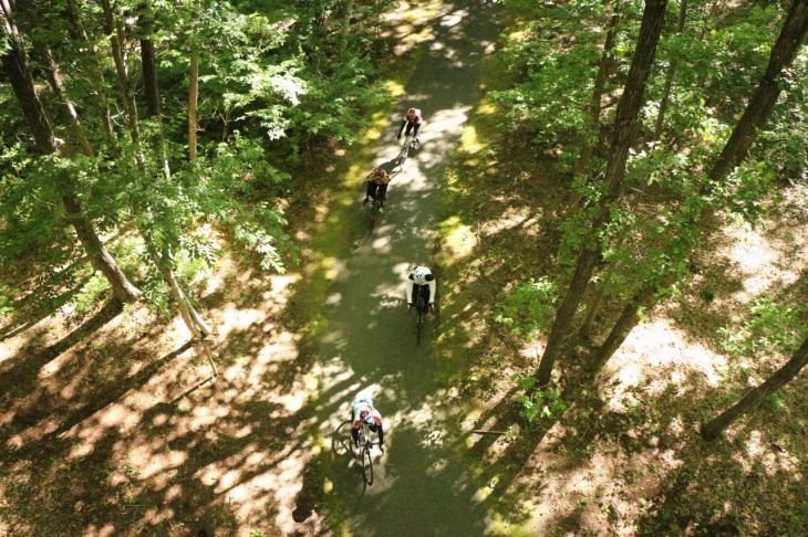 国営アルプスあづみの公園（大町・松川地区）敷地内の林間路を進む