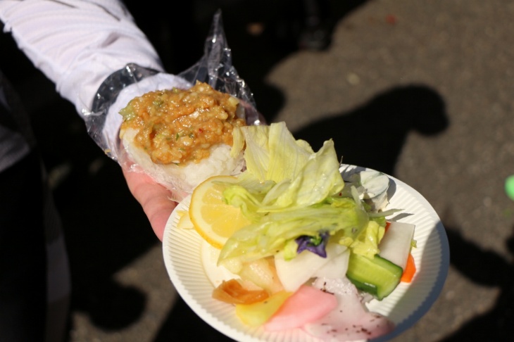 味噌おにぎりに漬物バイキング、レタスがここでのメニュー
