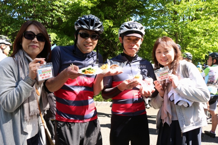 自転車に乗らなくてもAACRを楽しめる応援バス御一行の姿も