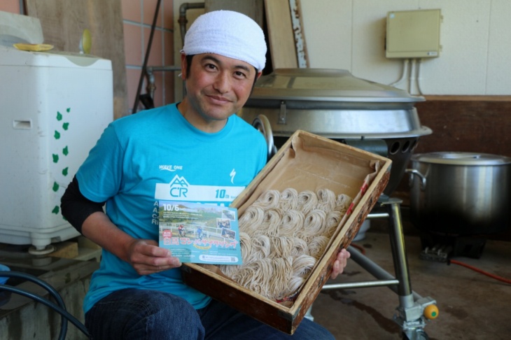 赤だすき白馬製麺所の所長、飯森さんが冷麦を茹でている