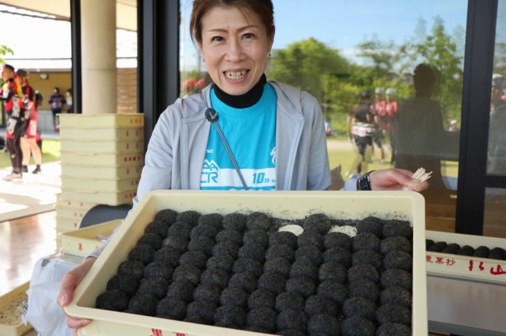 安曇野エイドのおはぎはすりごまとい砂糖をまぶした”胡麻あんおはぎ”