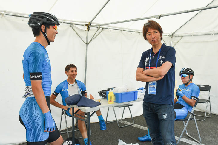 シマノレーシングチームOBの今中大介氏がスタート前の激励