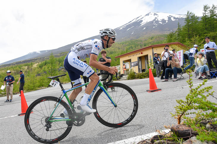 富士山ステージ 単独で頂上に現れたマルコス・ガルシア(キナンサイクリングチーム)が勝負を決めた昨年大会