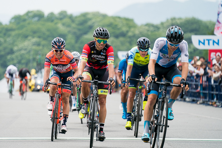 メイン集団スプリントで、中根英登(NIPPO・ヴィーニファンティーニ・エウロパオヴィーニ)が日本人最上位の6位に入った