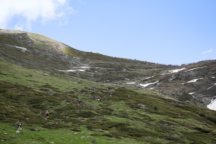 フィネストレ峠に向かって斜面を登る観客たち