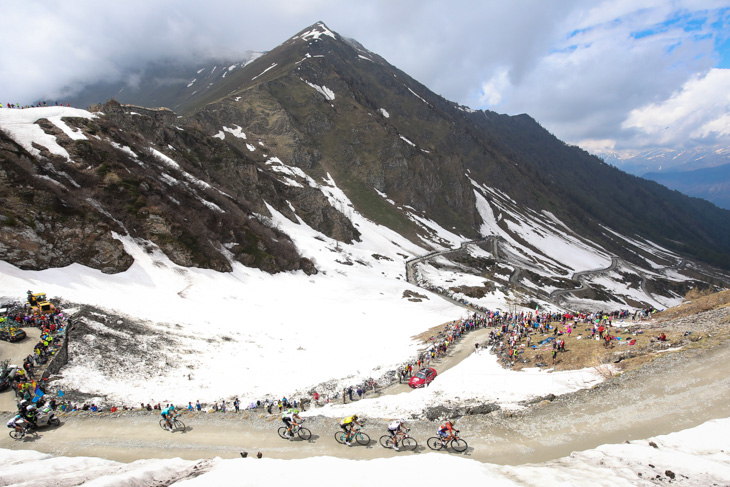 例年よりもずっと多い雪に覆われたフィネストレ峠