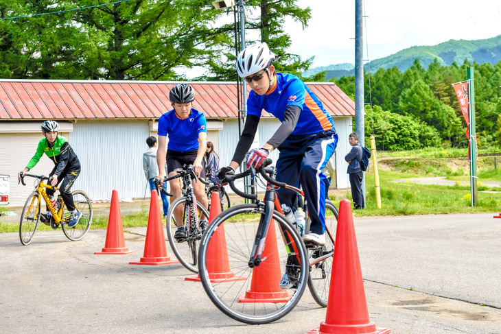 自転車学校で実技を練習する高校生たち