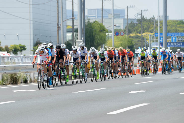 キナンサイクリングチームの前にチーム右京、愛三工業レーシングチーム、チームイルミネイト、チームブリヂストンサイクリングが1人ずつ出してコントロールに加わる
