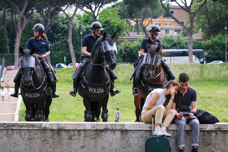 警備にあたる警察の馬も武装モード