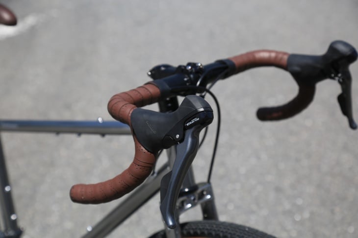 ハンドルはバイクコントロールしやすい下ハンドルがフレアした形状