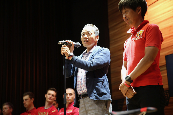 締めの挨拶をするサイクルスポーツマネージメントの砂川幹男会長