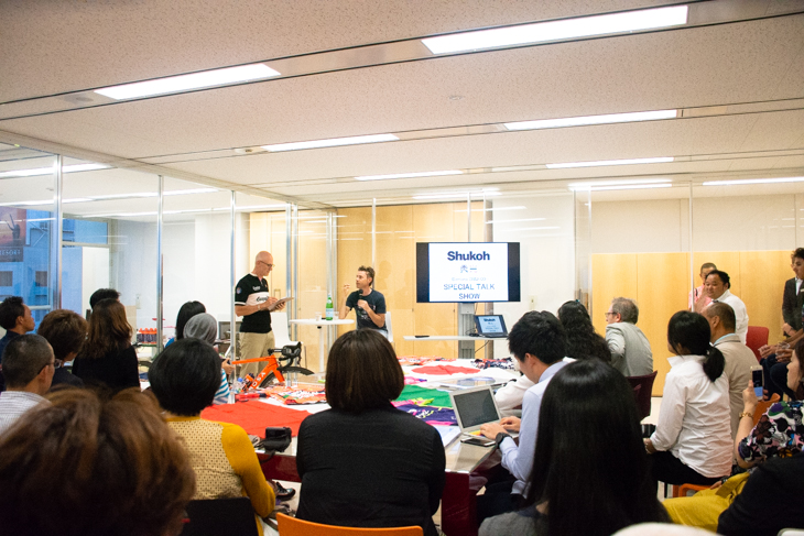 会場は狭く少人数制。プレミアムな雰囲気だった