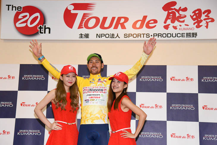 2年ぶりのリーダージャージを着た阿部嵩之(宇都宮ブリッツェン)