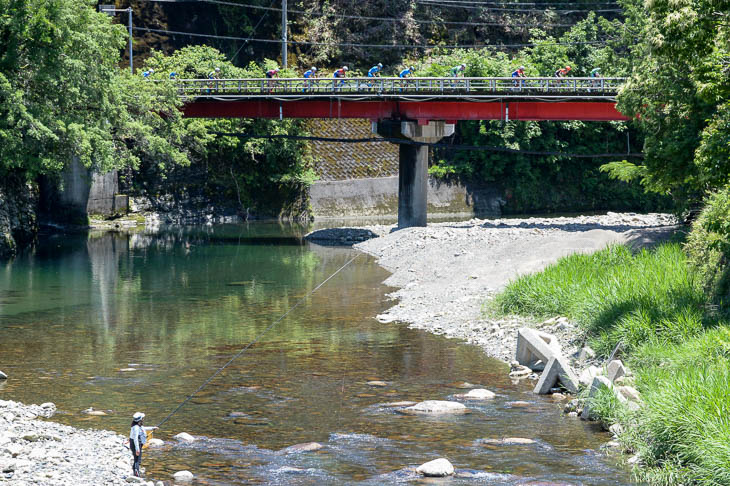 鮎釣りが解禁になった赤木川の橋の上を行く集団