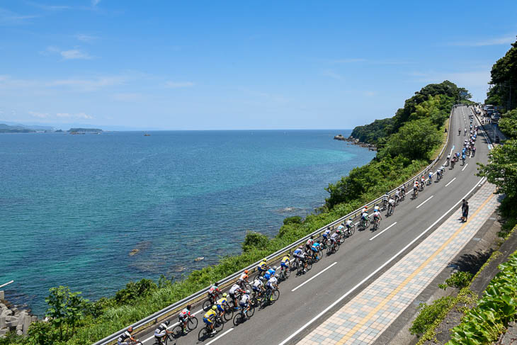 青空と青い海が広がる太地港沿いのKOMに向かう登り