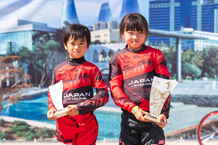 男子7歳クラスで7位入賞した高崎成琉(愛知県)と女子8歳クラスで優勝した澤田茉奈(埼玉県)