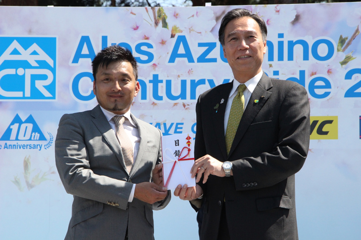 AACR開会式ではチャリティーエントリーで集まった寄付金を長野県の阿部知事へ贈呈