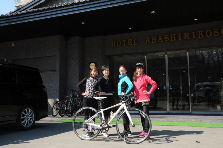 「網走湖荘」の支配人夫妻は大の自転車好き！奥様と一緒に。宿にはスポーツバイクのレンタルも。