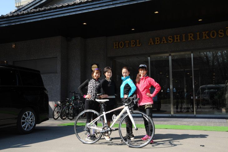 「網走湖荘」の支配人夫妻は大の自転車好き!奥様と一緒に。宿にはスポーツバイクのレンタルも。
