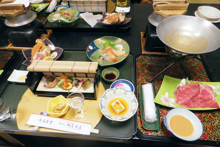 一品一品手の込んだ品が並ぶ夕食。釜で炊くしじみゴハンが最高なんだ。