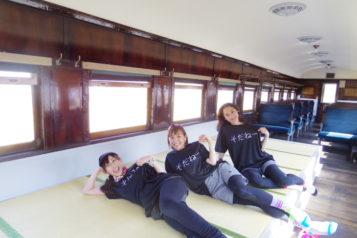 SL車内は休憩スペース。寝っ転がってくつろぐことも!