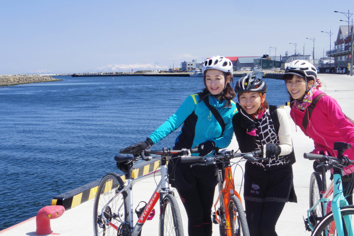 海の向こうに知床連山が見えた!あまりの美しさに止まってパチリ。