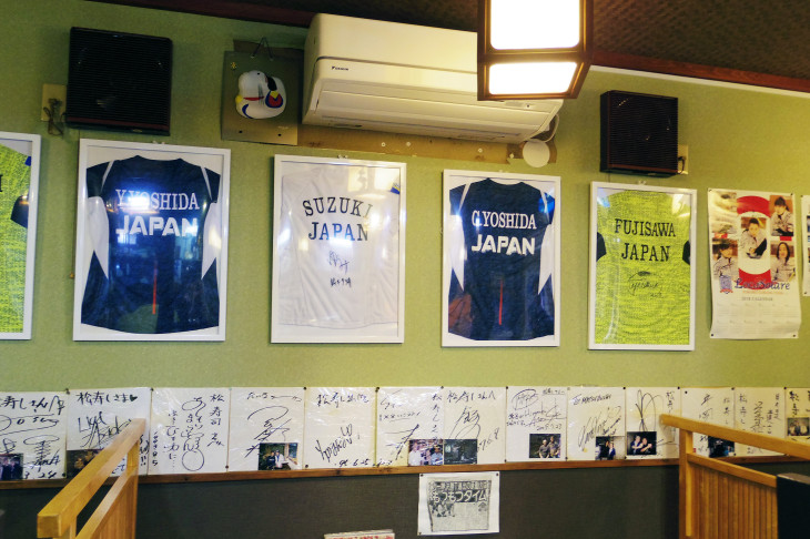 松寿し店内には、カーリングのホンモノのウェアやサインがいっぱい!