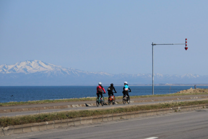 オホーツク海沿い、斜里国道を行く。雪をかぶった山が怖いくらいくっきりと、美しく見えた。