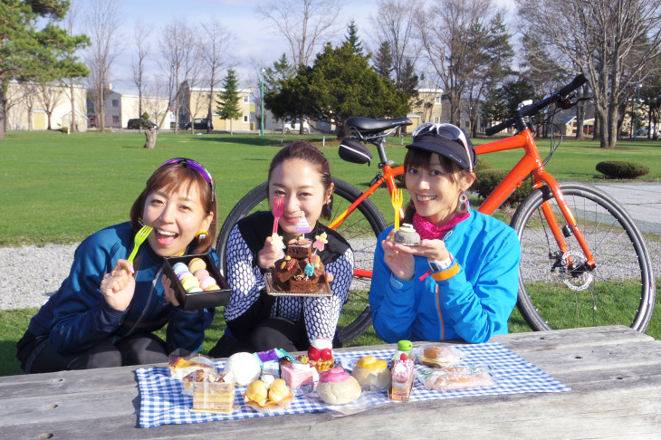 並ぶカラフルなスイーツに女子ならテンション上がること間違いなし！