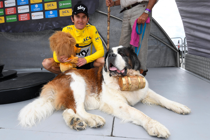セントバーナード犬とマイヨジョーヌのゲラント・トーマス(イギリス、チームスカイ)