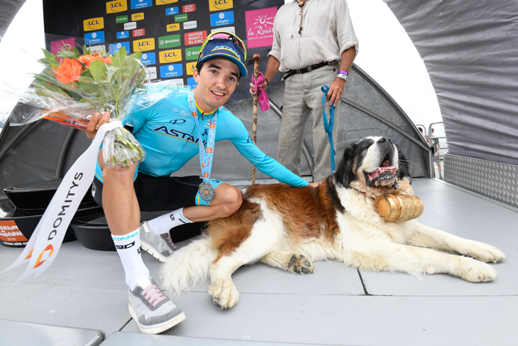 ステージ優勝者ペリョ・ビルバオ（スペイン、アスタナ）とセントバーナード犬