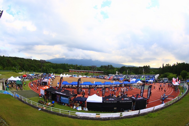 雲が出てきて富士山は見えずとも、多くの人が集まった富士北麓公園