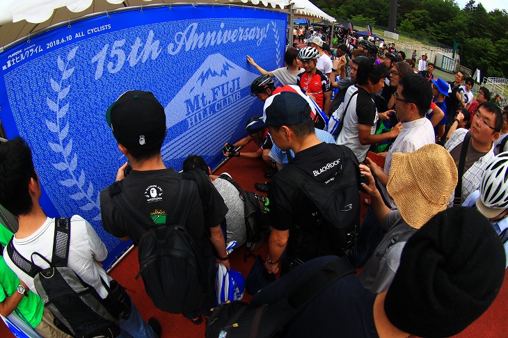 15周年記念タペストリーには参加者全員の名前が記されていた 自分の名前探している皆さん