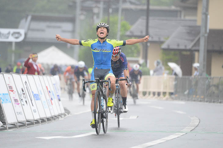 JBCF那須ロードレースE1で勝利する紺野元汰（SBC Vertex Racing Team）。今年のJBCFスプリント勝利数は随一