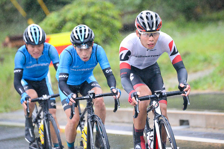 9周目に先行した石橋学(チームブリヂストンサイクリング )と入部正太朗、横山航太(シマノレーシング)