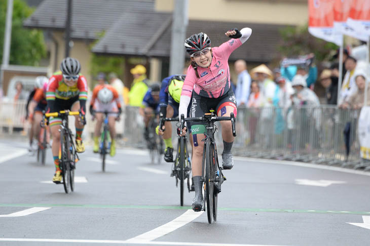 スプリントを制した伊藤杏菜(Live GARDEN BICI STELLE)が優勝