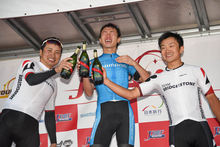 かけられたシャンパンがしみて目が開けられない木村圭佑(シマノレーシング)