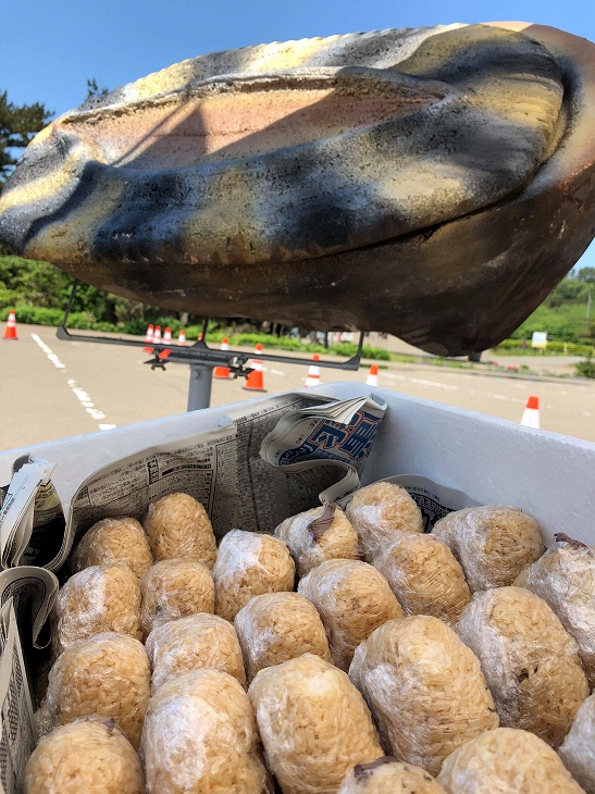 アワビ飯というアワビの出汁がしみこんでいるおにぎり