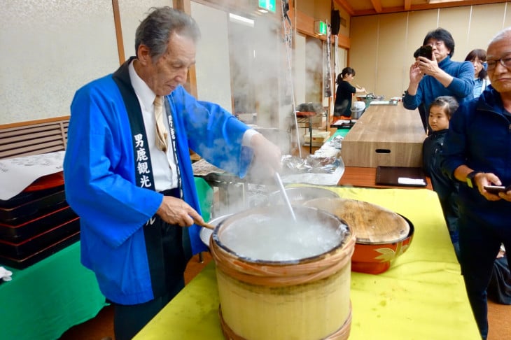 魚介類の身を引き締め、魚本来の味と風味を損なうことなく煮上げる。男鹿の磯に伝わる伝統の石焼き料理。